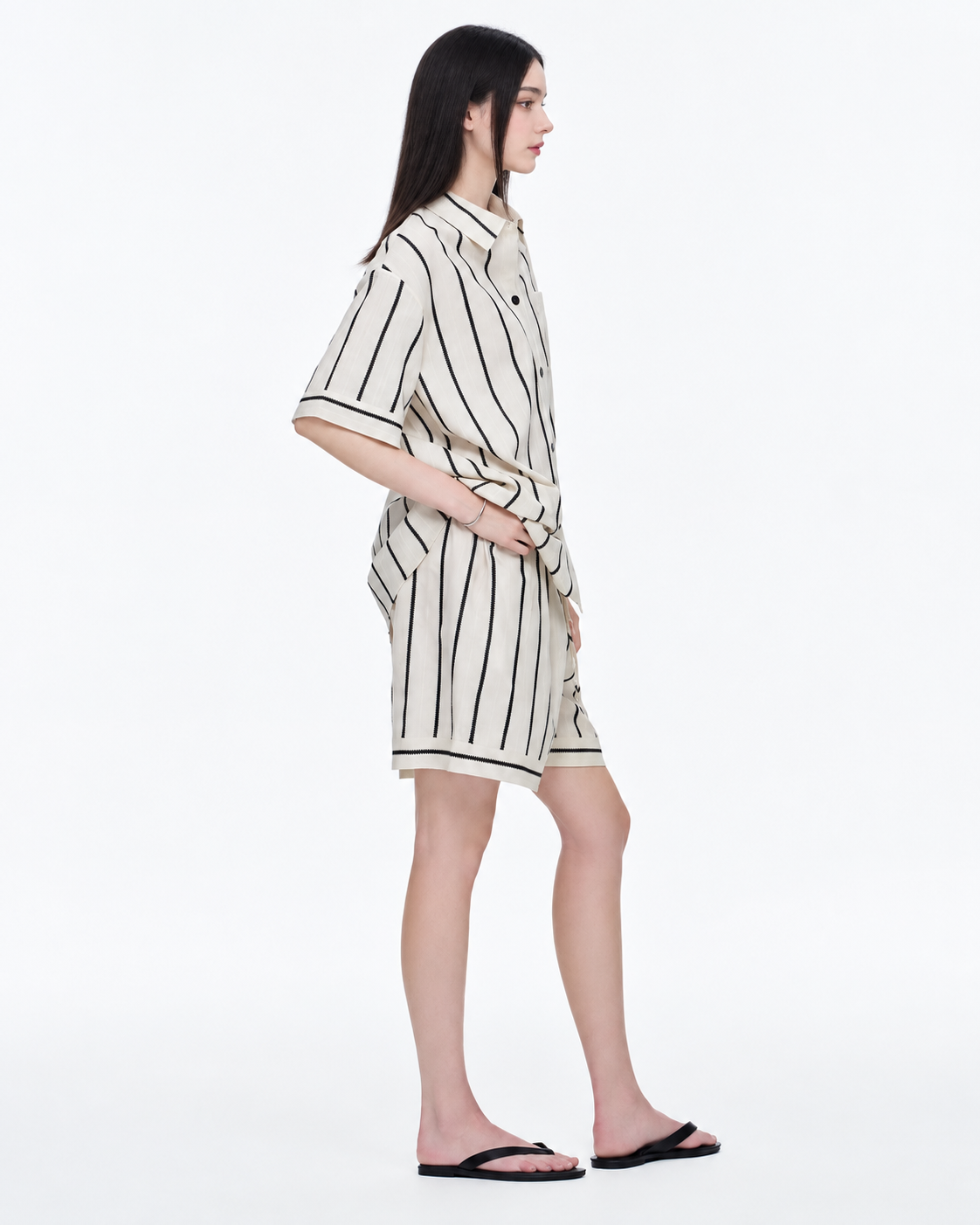 Slateway striped cotton pajama shorts set in black & white, side view - Roomden