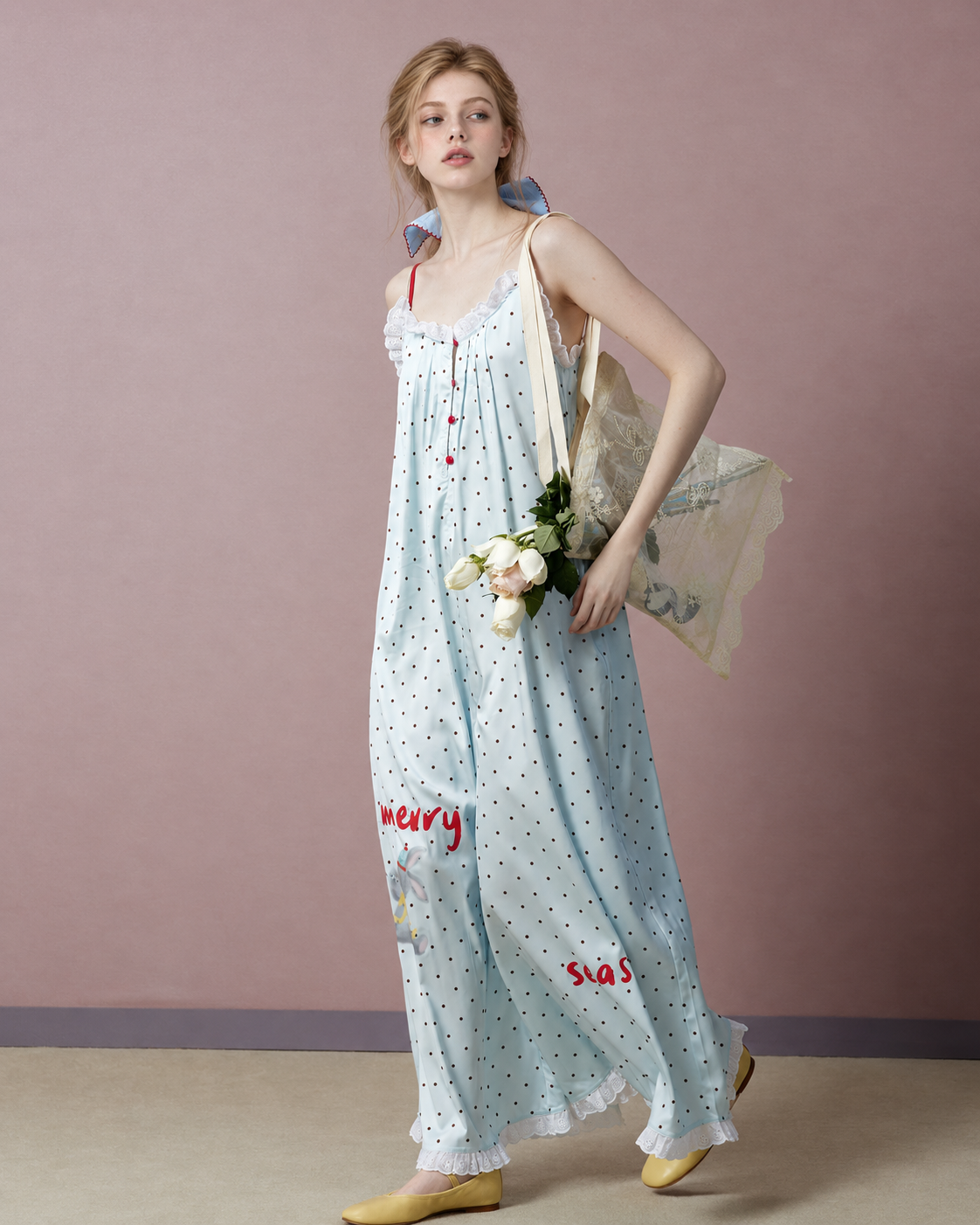 Full-length pale blue pajama jumpsuit with shoulder bag and bouquet - Roomden