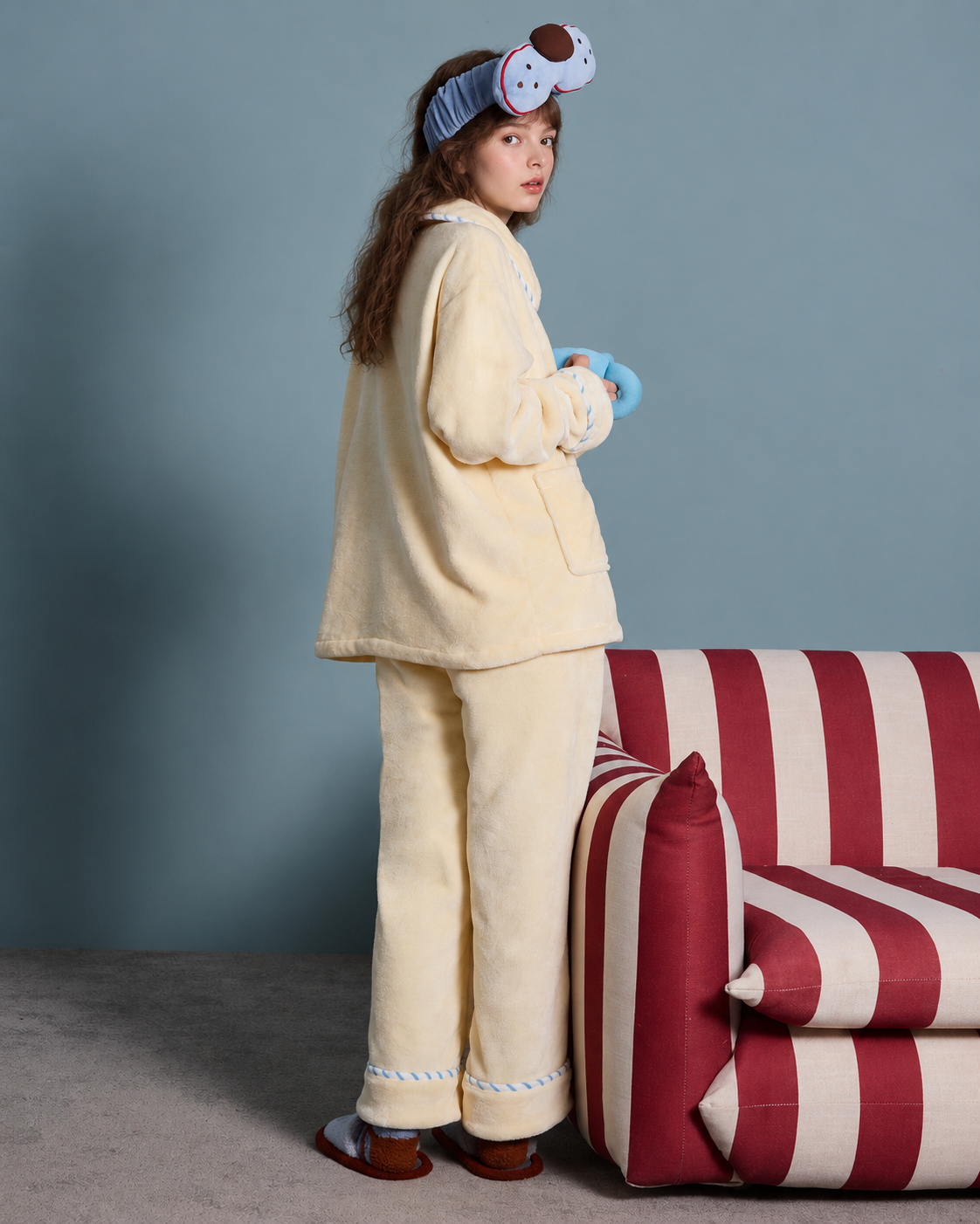 Cat Patch Fleece Pajama Set – cream yellow, rear three-quarter view of the top and trousers - Roomden