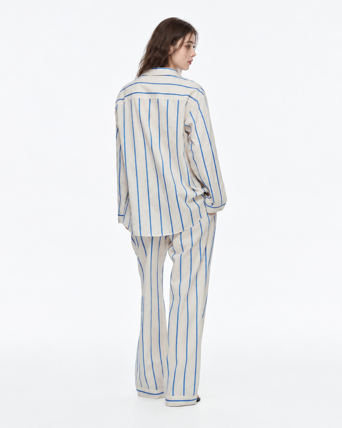 Slateway striped cotton pajama set in blue & white, back view - Roomden