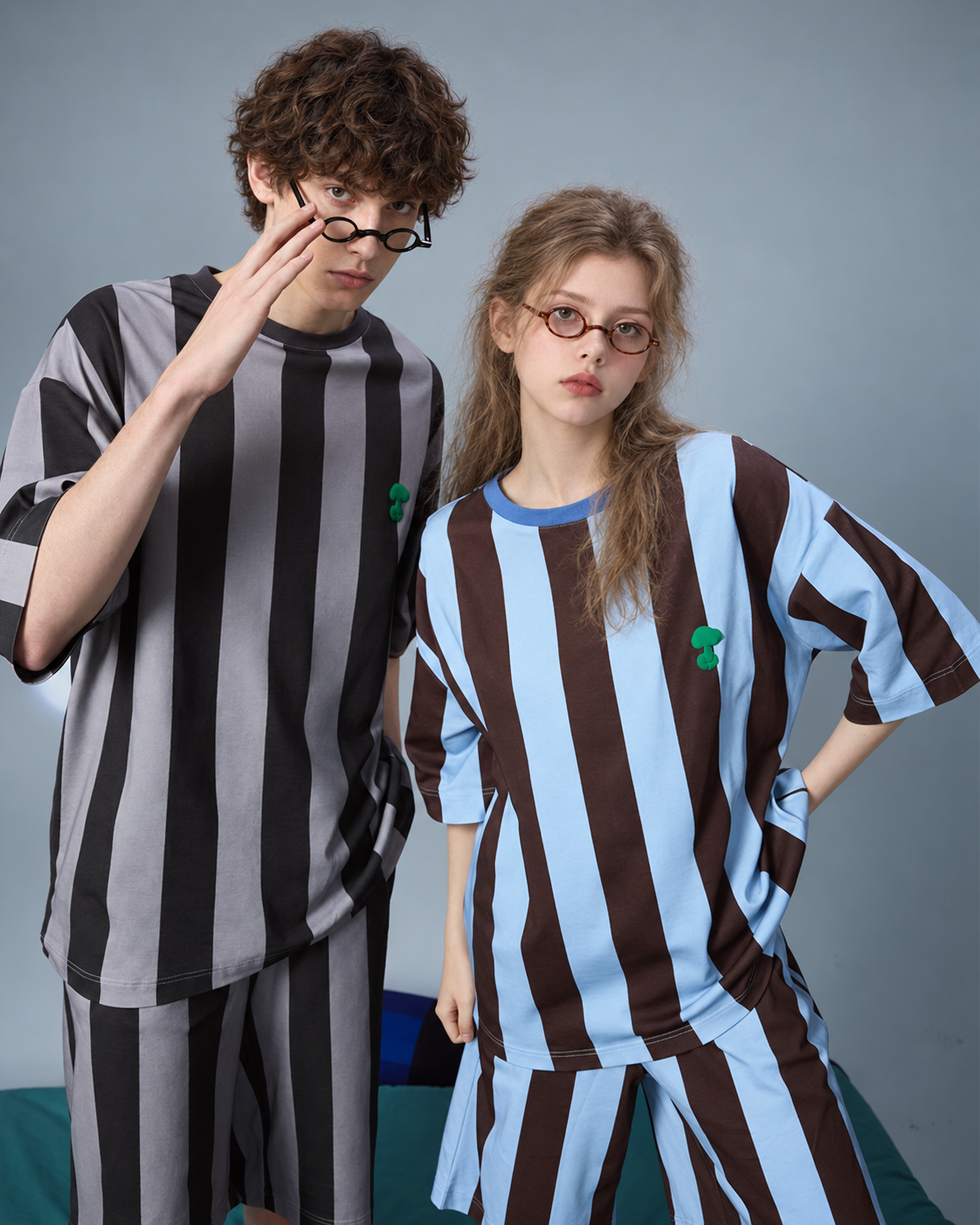 Cotton striped short-sleeve pajama set – Dark Gray Stripe, front eyeglasses interaction - Roomden