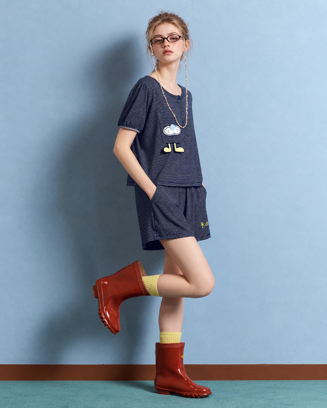 Cat motif striped pajama set – navy side view with bent leg - Roomden