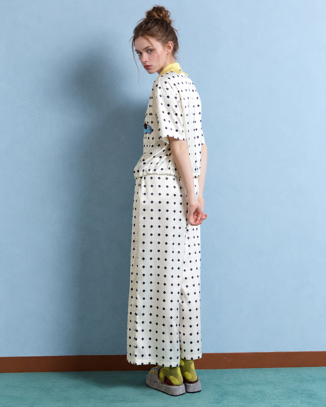 Lemonpause Short-Sleeve Pajama Set – ivory back and side view with a yellow collar - Roomden