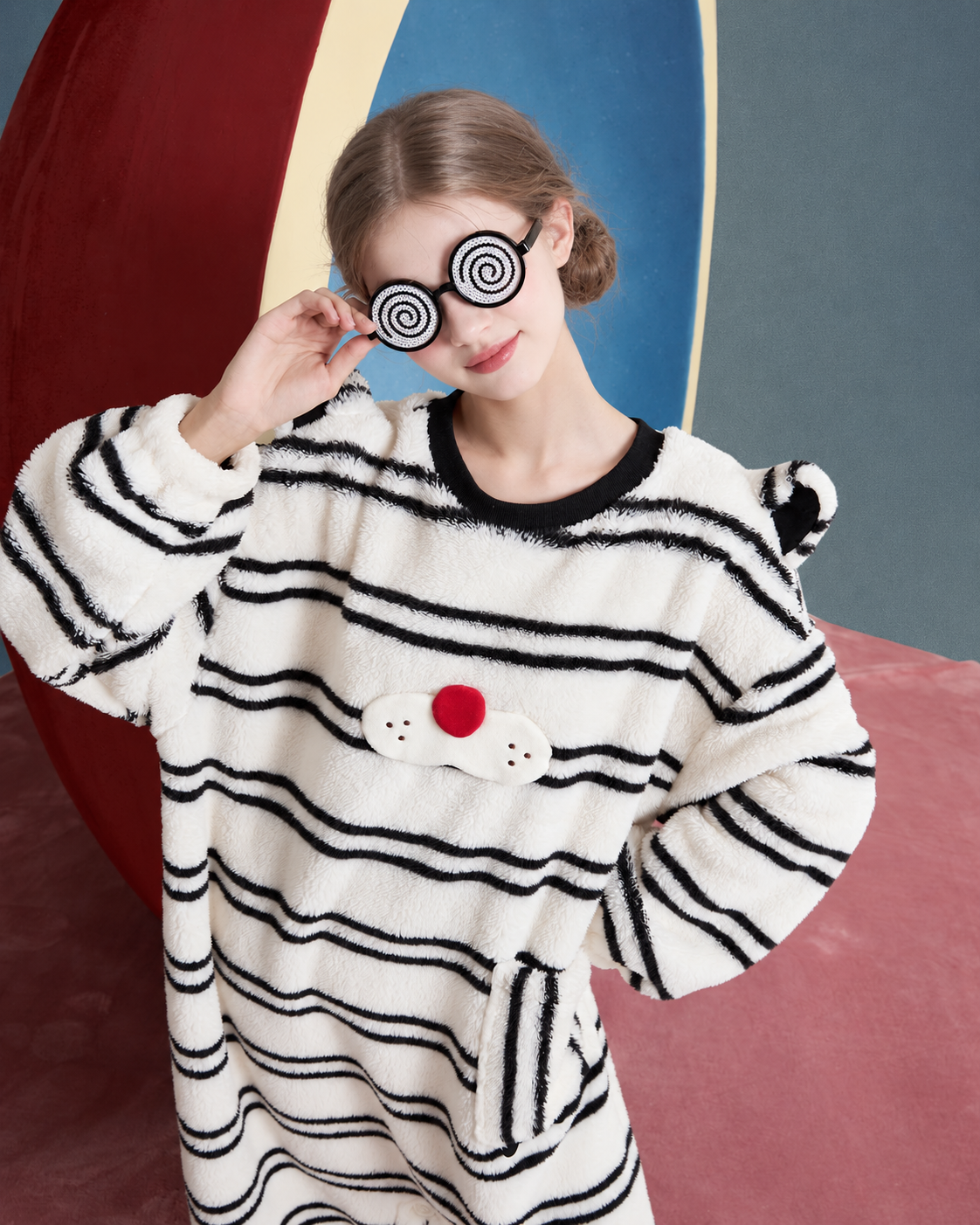 Whiskerbeat striped cat one-piece pajamas - half-body cat pocket view - Roomden
