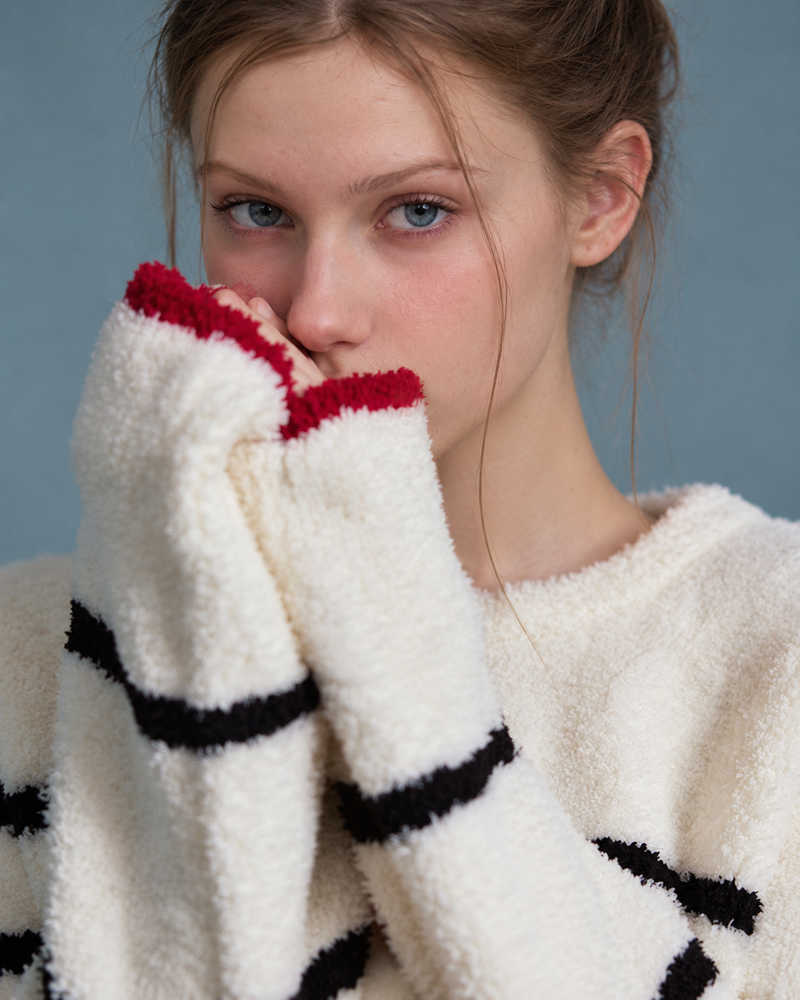 Cat Appliqué Chenille Pajama Set – cream striped chenille sleeve and red cuff close-up - Roomden