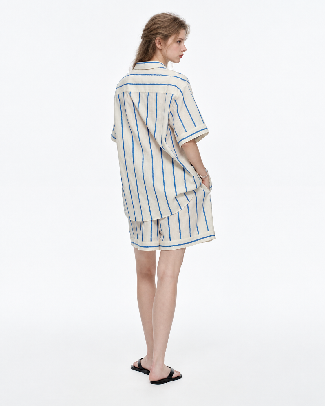 Slateway striped cotton pajama shorts set in blue & white, back view - Roomden