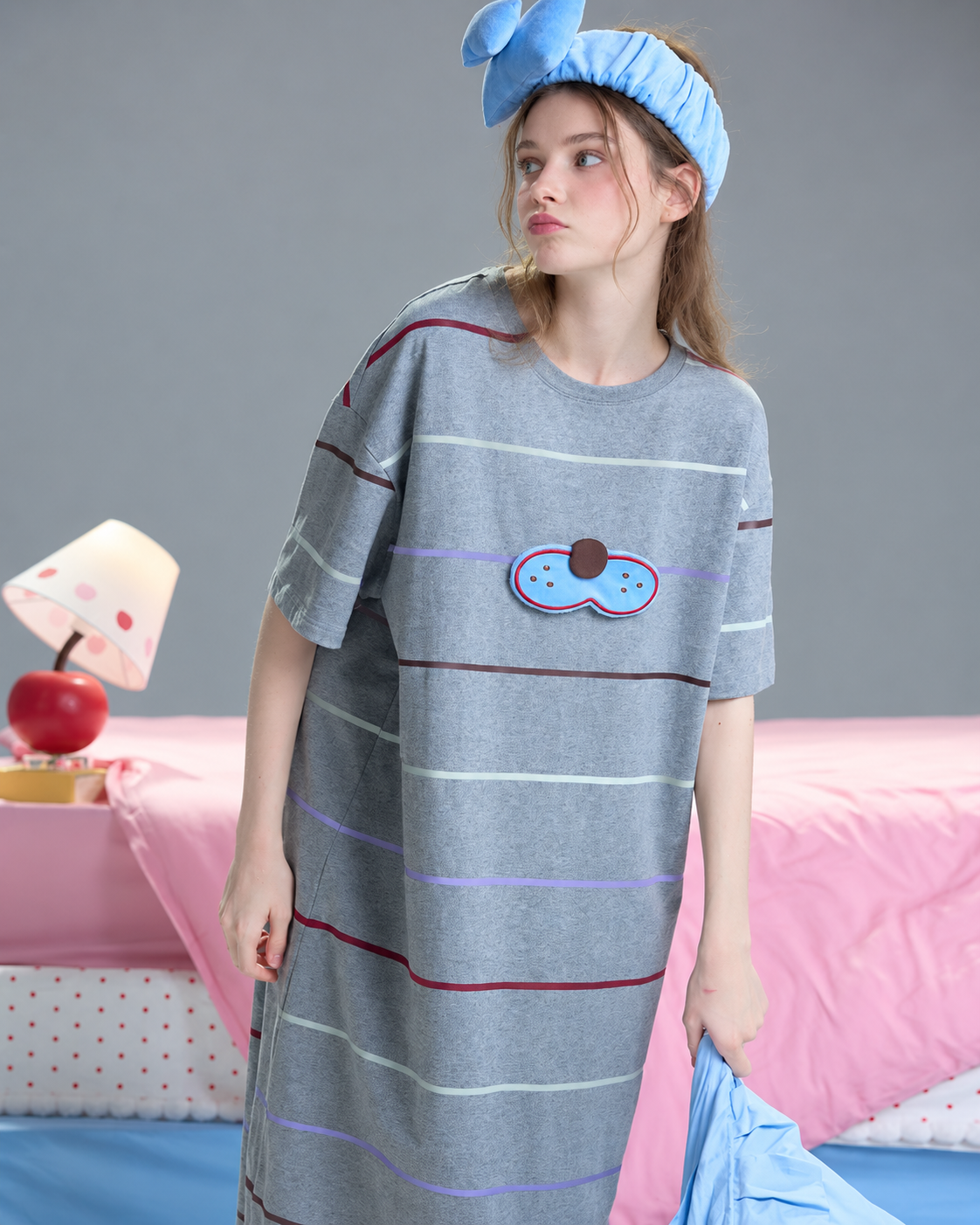Cat striped one-piece pajamas – Half-length bedroom view - Roomden
