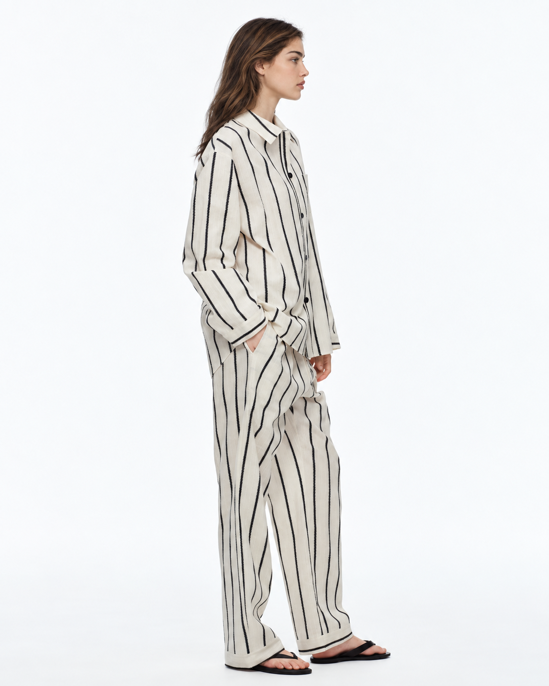 Slateway striped cotton pajama set in black & white, side view - Roomden