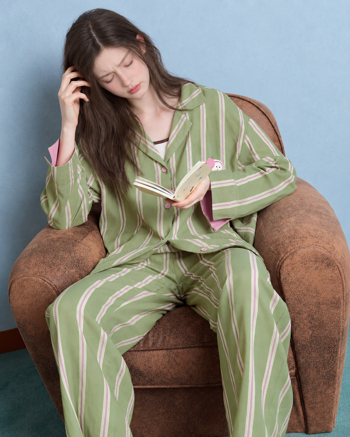 Cat Detail Cotton Gauze Pajama Set – seated reading in the relaxed striped set - Roomden
