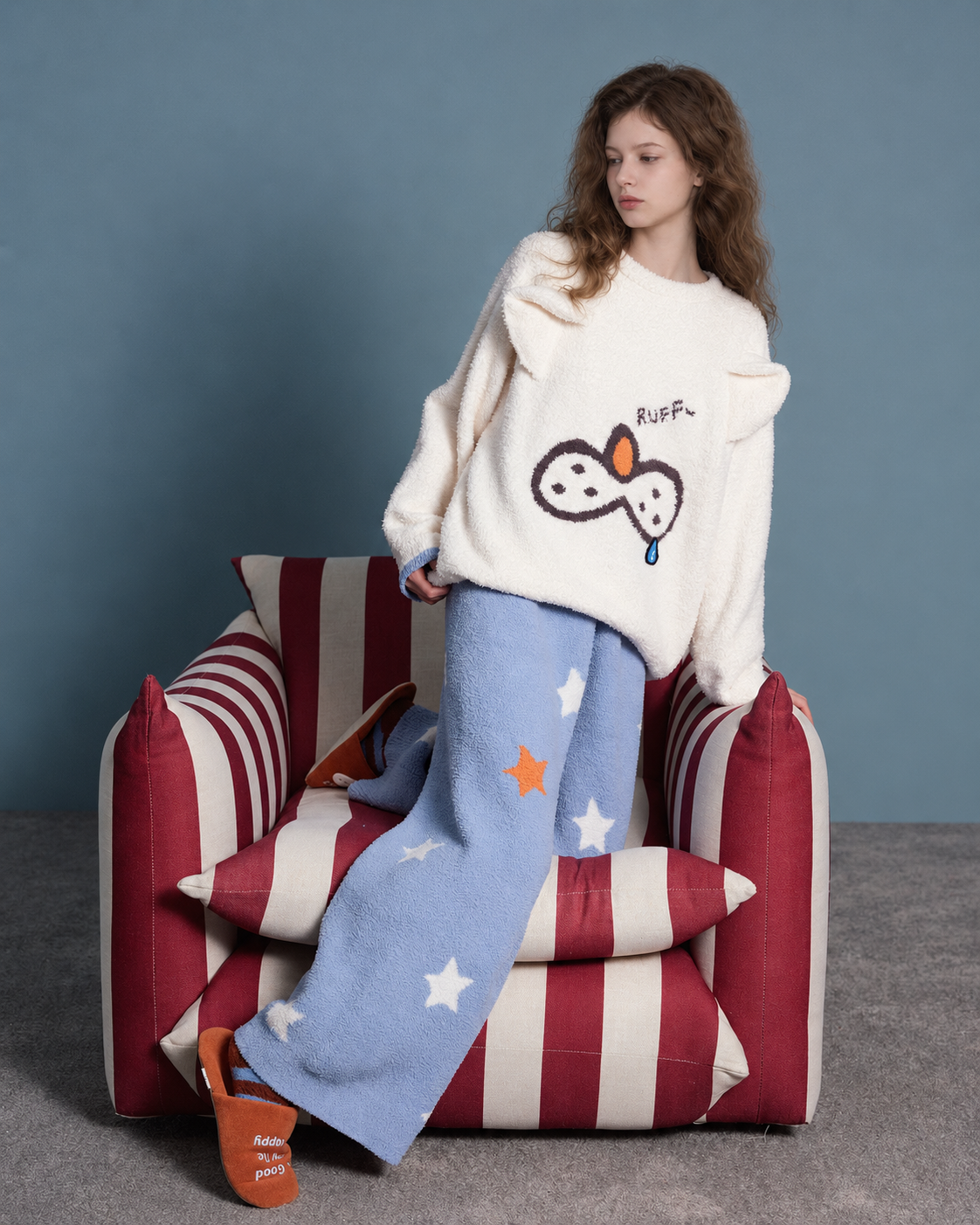 Cat & Star Plush Pajama Set – relaxed full-length trousers in a side-standing pose - Roomden