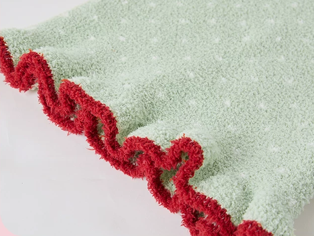 Bow and Heart Fleece Pajama Set – Apple green red-edged rippled trouser hem detail - Roomden