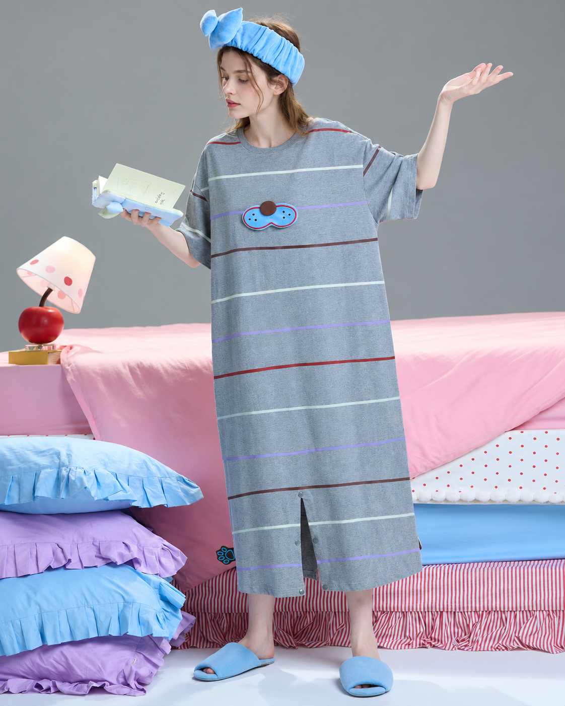 Cat striped one-piece pajamas – Raised hand front view - Roomden