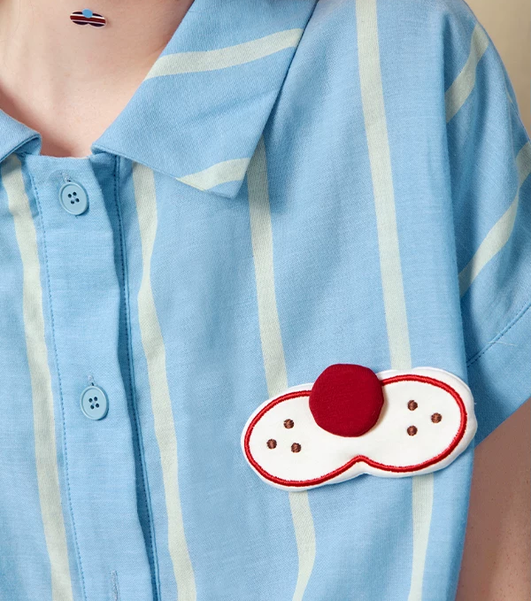 Cotton Gauze One-Piece Pajamas – red-and-white cat-muzzle applique and pointed collar detail - Roomden