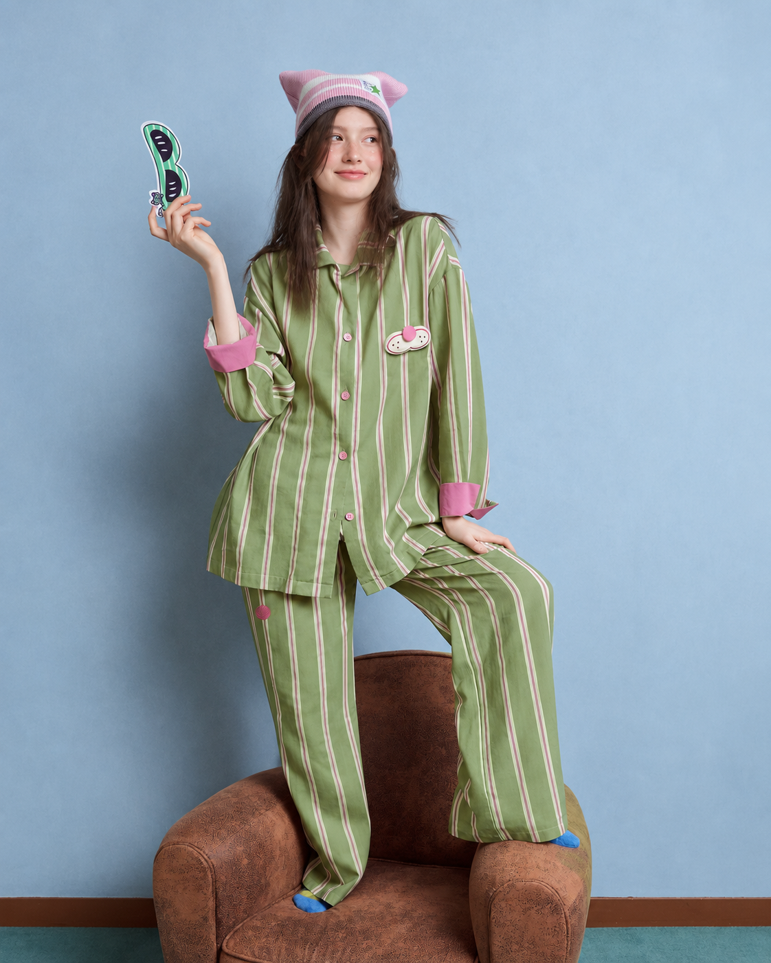 Cat Detail Cotton Gauze Pajama Set – standing on a chair with pink cuffs and cat detail - Roomden