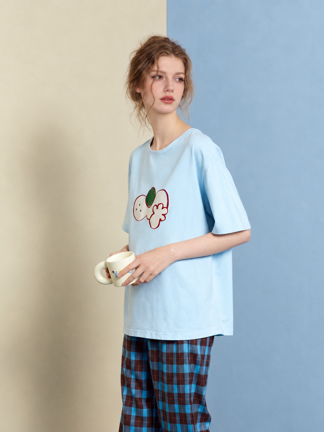 Cat print cotton pajama set – Sky Blue side view holding cup - Roomden