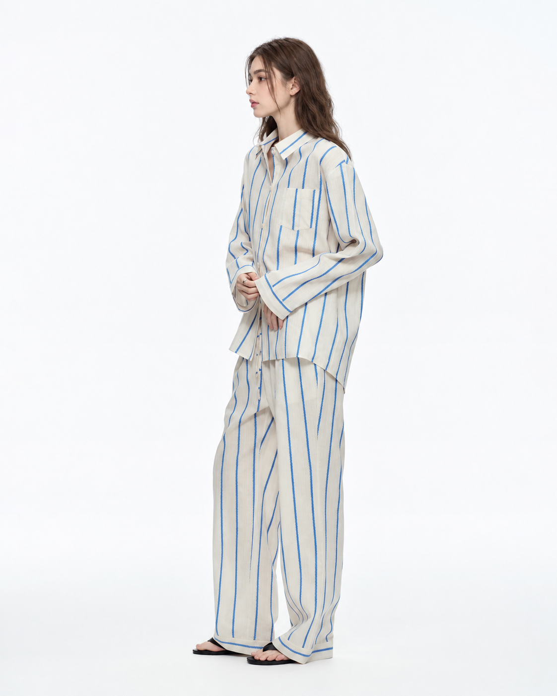 Slateway striped cotton pajama set in blue & white, side view - Roomden