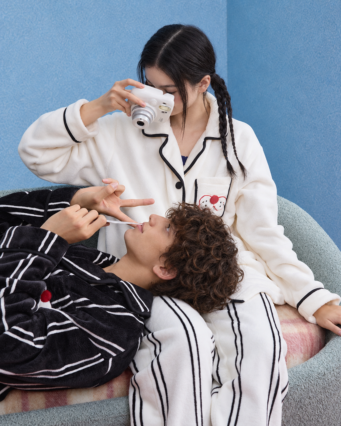 Cat Pocket Fleece Pajama Set – white set holding a camera - Roomden