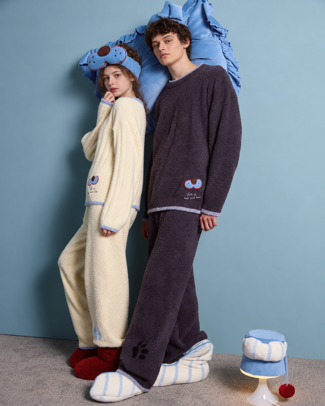 Men's fleece pajama set – dark gray side view with small embroidered motif - Roomden