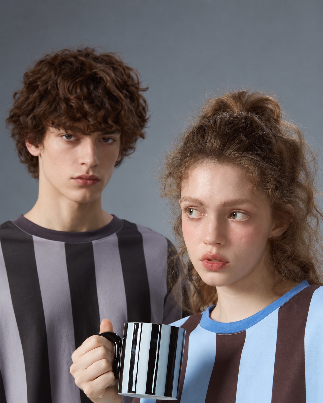 Cotton striped short-sleeve pajama set – Blue Brown Stripe, crew neckline close-up - Roomden