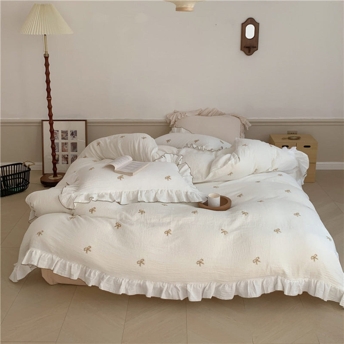 Fenlaire Bow Embroidered Double Gauze Bedding Set – Ivory Bow embroidered bow bedding with ruffled edges - Roomden