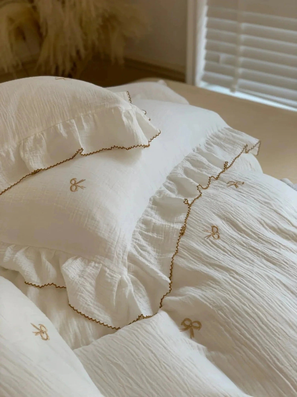 Fenlaire Bow Embroidered Double Gauze Bedding Set – Ivory Bow embroidered bow bedding with ruffled edges - Roomden