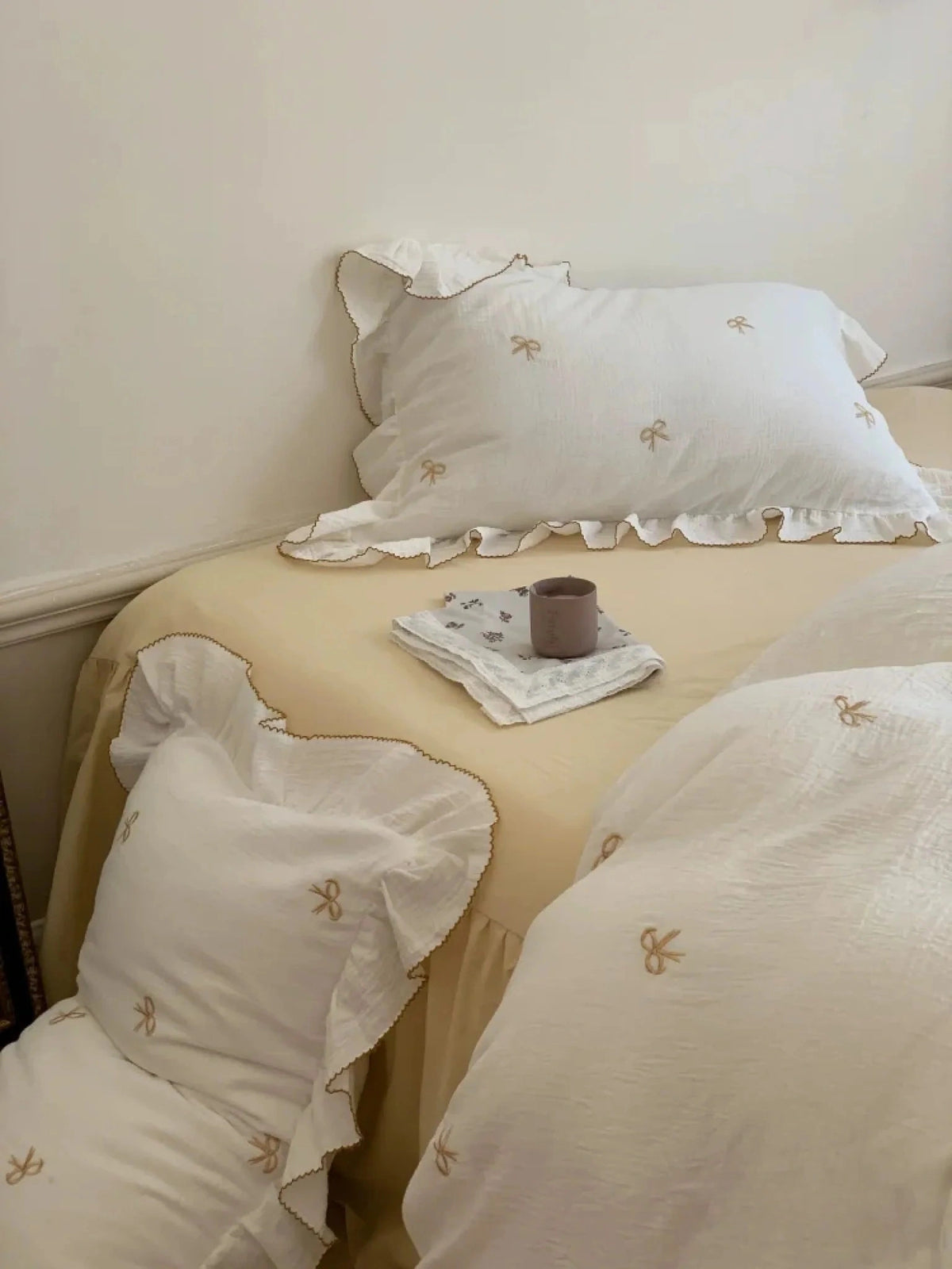 Fenlaire Bow Embroidered Double Gauze Bedding Set – Ivory Bow embroidered bow bedding with ruffled edges - Roomden