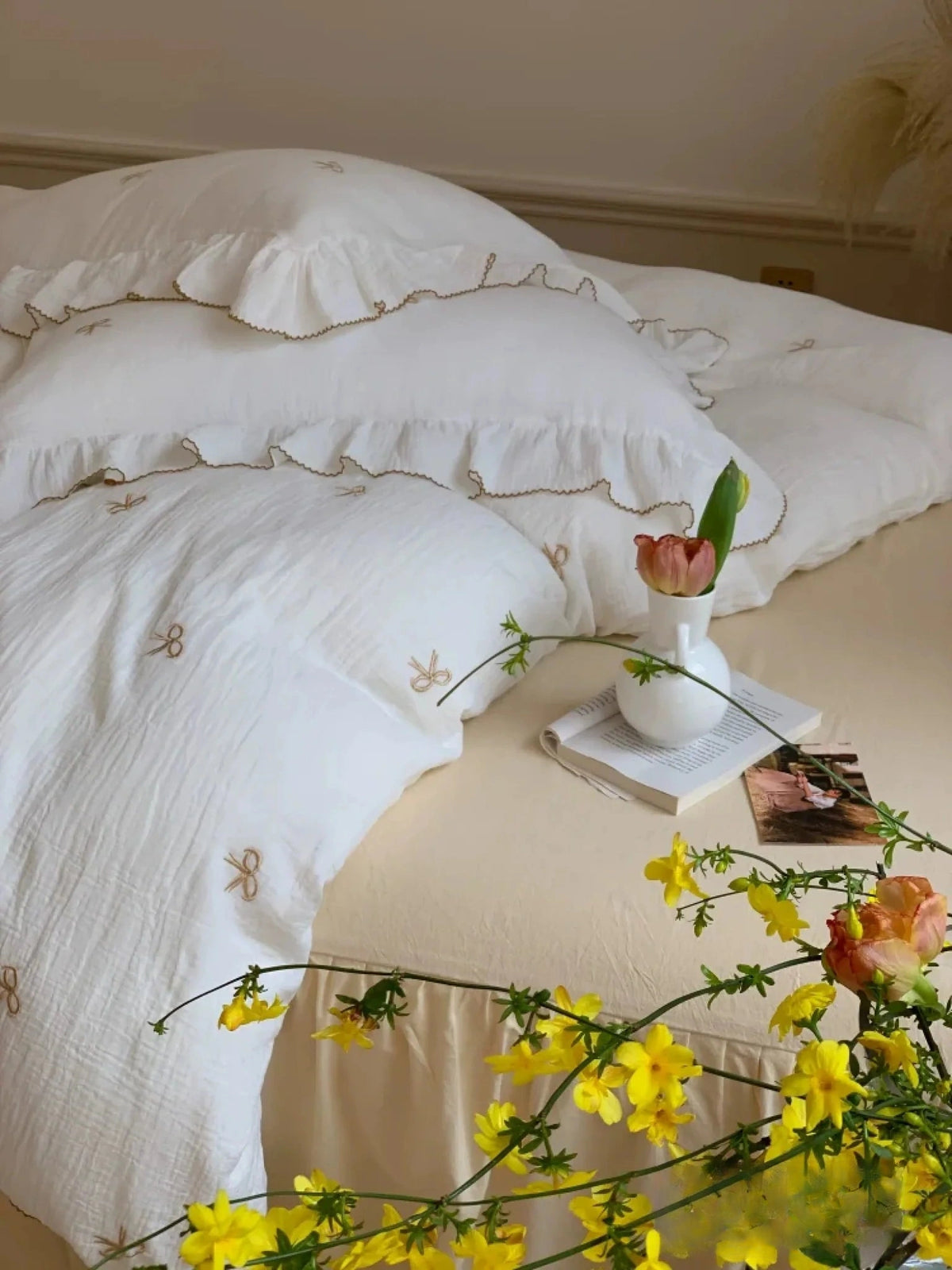 Fenlaire Bow Embroidered Double Gauze Bedding Set – Ivory Bow embroidered bow bedding with ruffled edges - Roomden