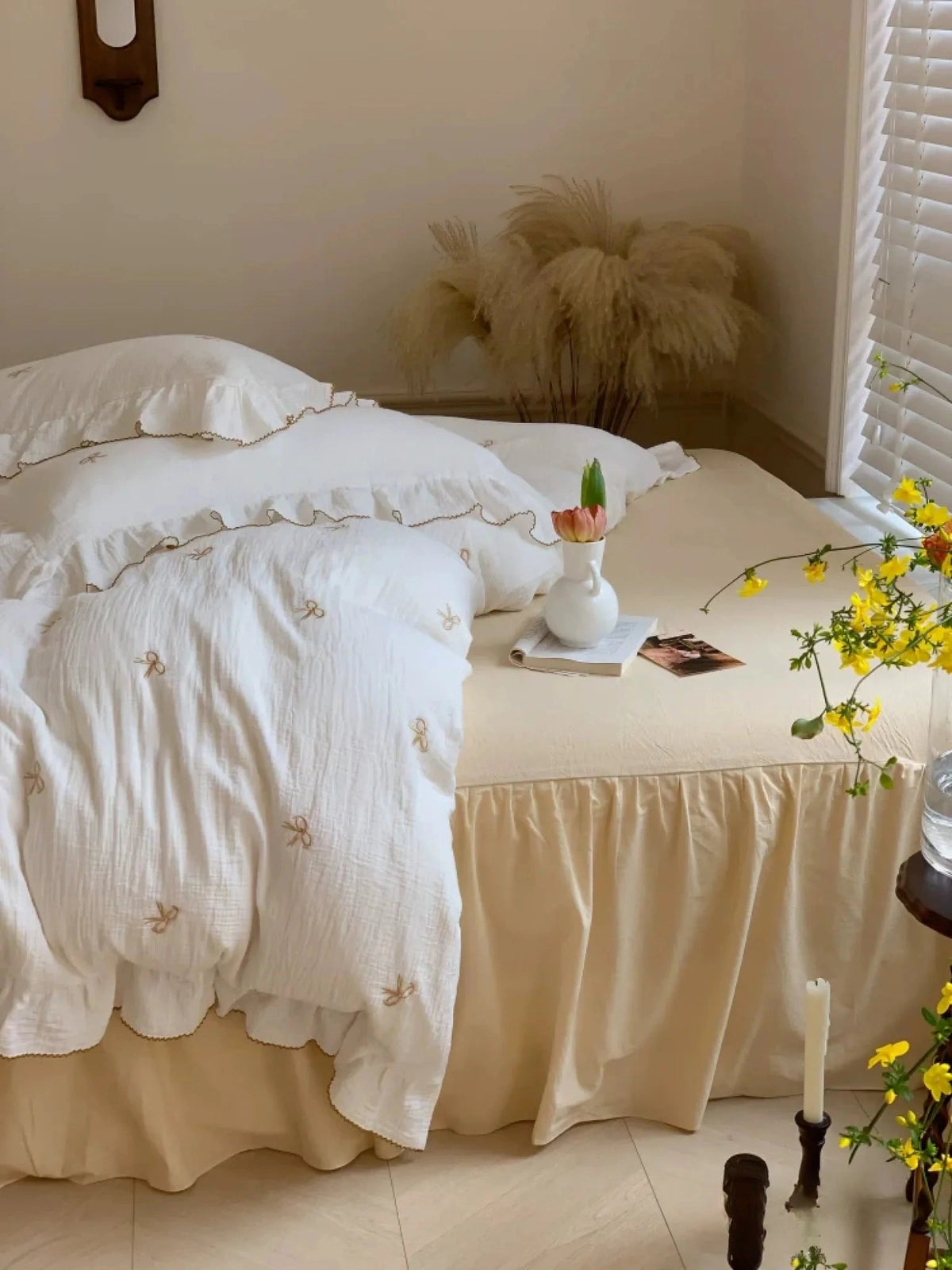 Fenlaire Bow Embroidered Double Gauze Bedding Set – Ivory Bow embroidered bow bedding with ruffled edges - Roomden