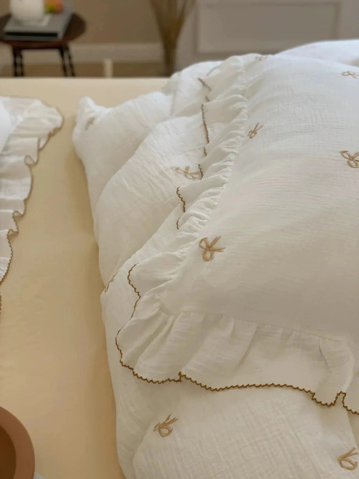 Fenlaire Bow Embroidered Double Gauze Bedding Set – Ivory Bow embroidered bow bedding with ruffled edges - Roomden