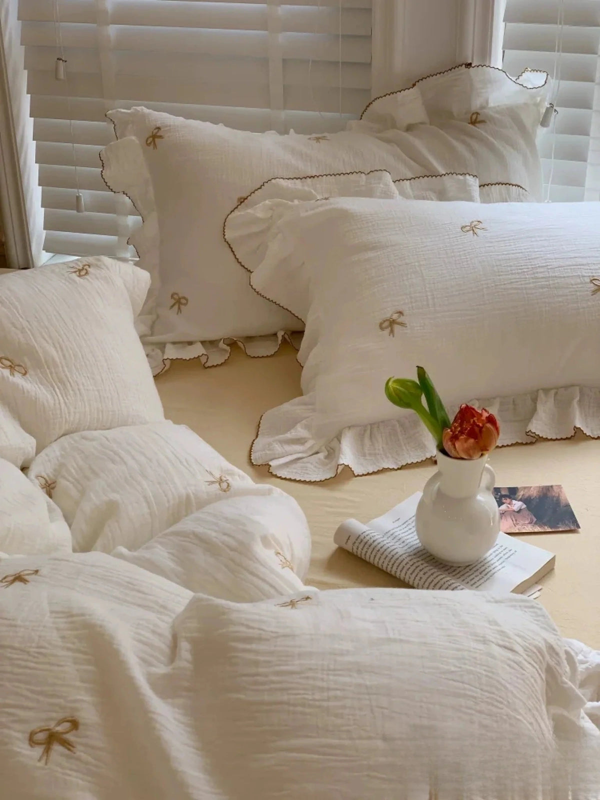 Fenlaire Bow Embroidered Double Gauze Bedding Set – Ivory Bow embroidered bow bedding with ruffled edges - Roomden
