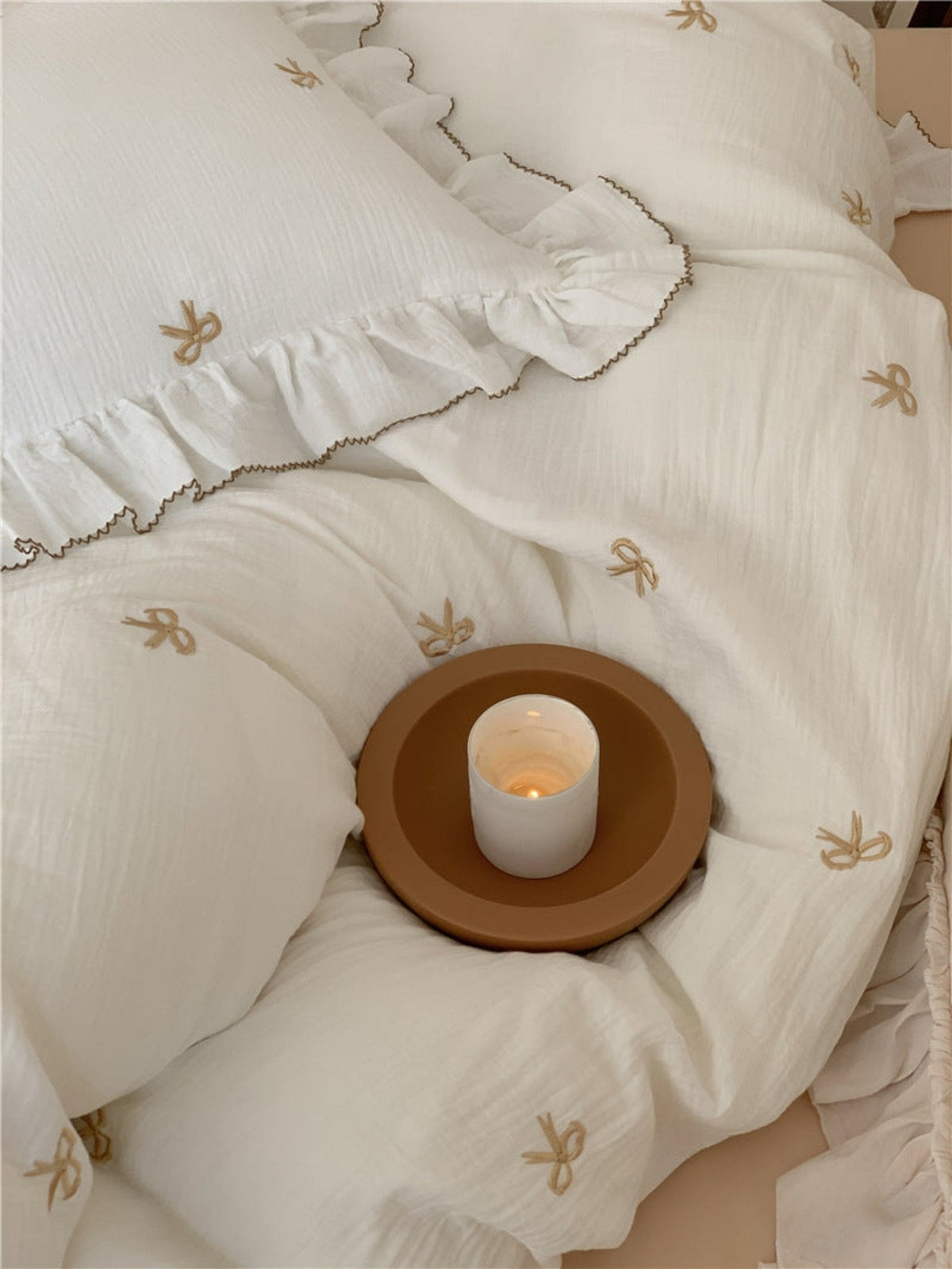 Fenlaire Bow Embroidered Double Gauze Bedding Set – Ivory Bow embroidered bow bedding with ruffled edges - Roomden