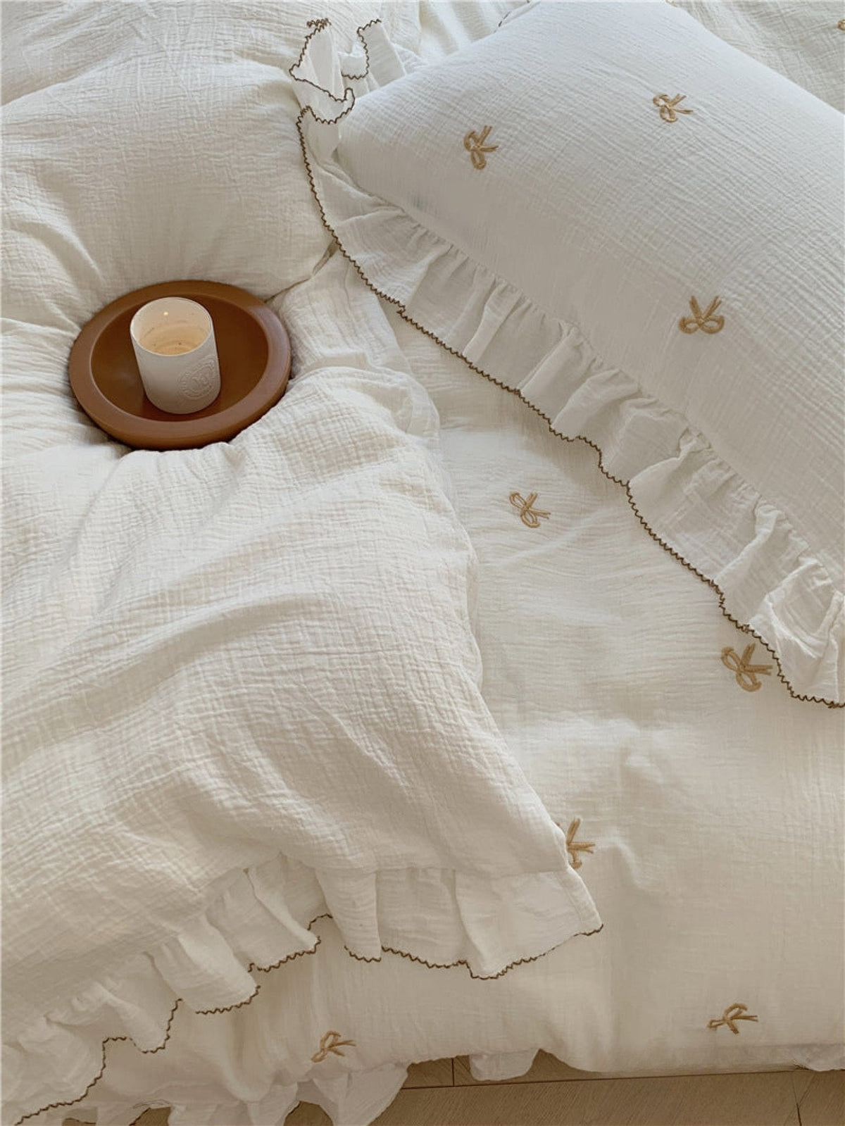 Fenlaire Bow Embroidered Double Gauze Bedding Set – Ivory Bow embroidered bow bedding with ruffled edges - Roomden