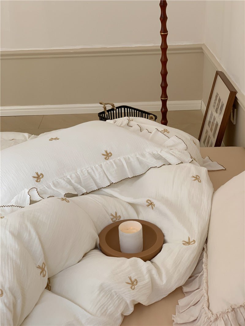 Fenlaire Bow Embroidered Double Gauze Bedding Set – Ivory Bow embroidered bow bedding with ruffled edges - Roomden
