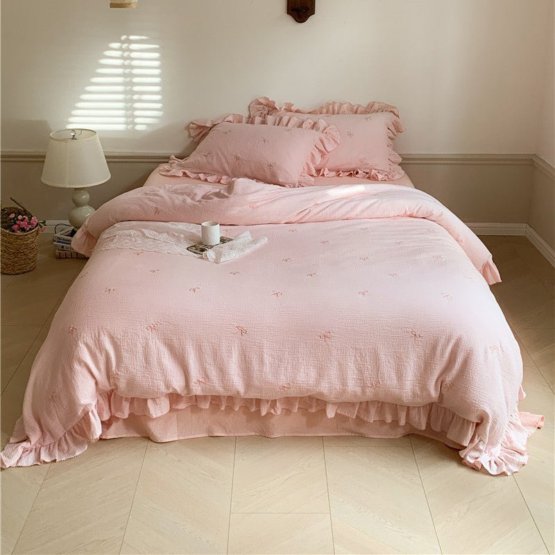 Fenlaire Bow Embroidered Double Gauze Bedding Set – Petal Pink embroidered bow bedding with ruffled edges - Roomden