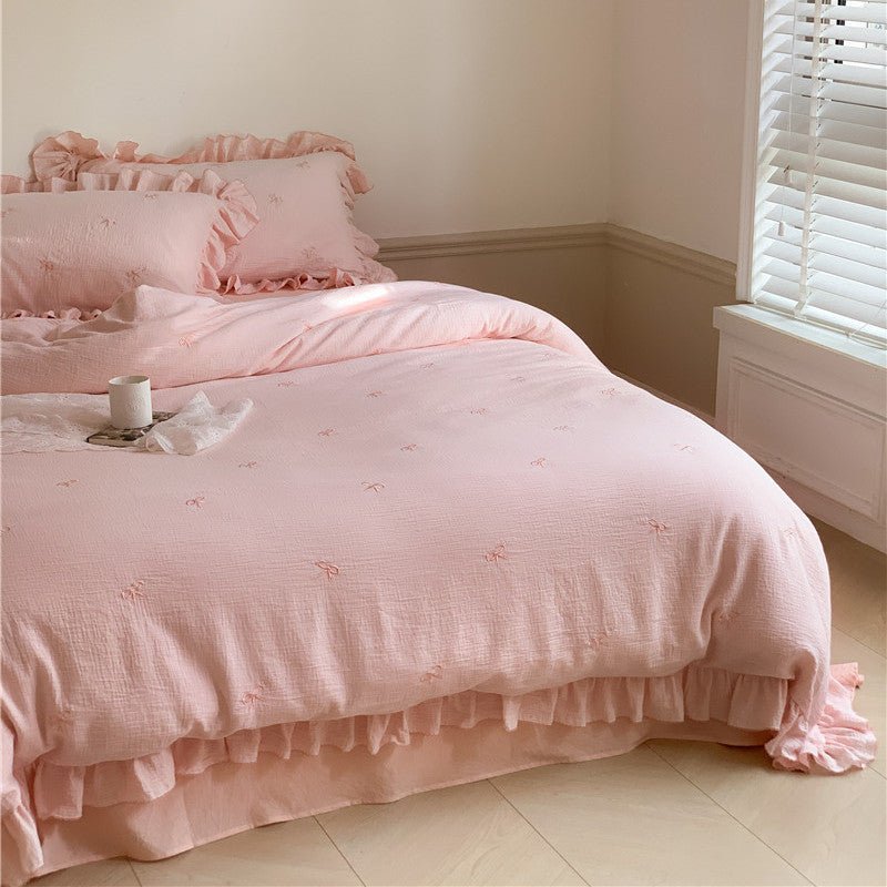 Fenlaire Bow Embroidered Double Gauze Bedding Set – Petal Pink embroidered bow bedding with ruffled edges - Roomden
