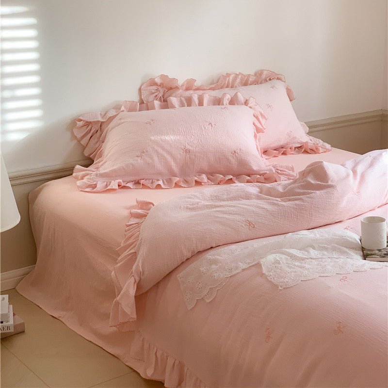 Fenlaire Bow Embroidered Double Gauze Bedding Set – Petal Pink embroidered bow bedding with ruffled edges - Roomden