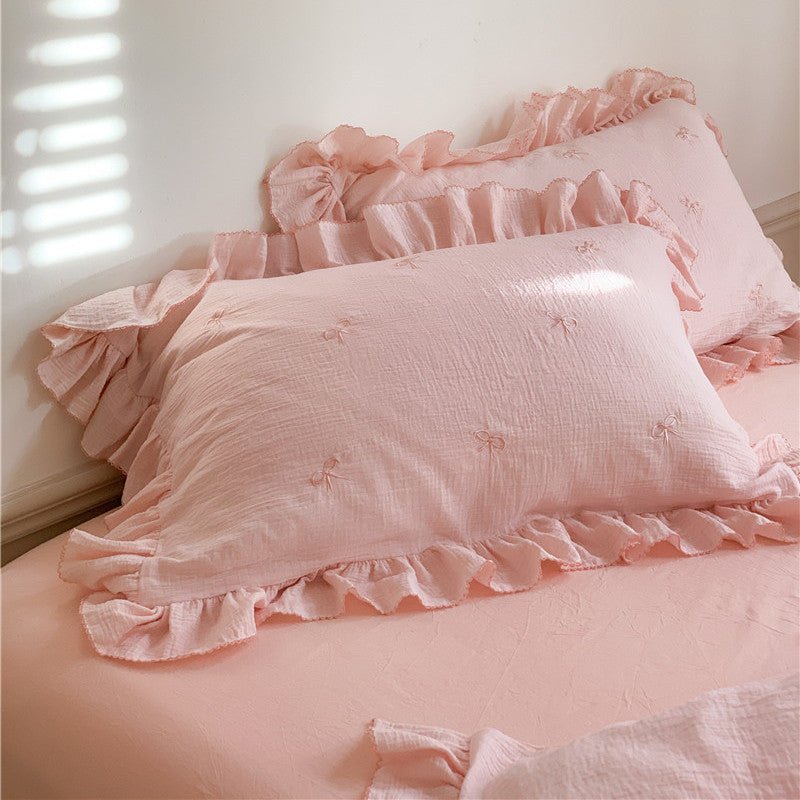 Fenlaire Bow Embroidered Double Gauze Bedding Set – Petal Pink embroidered bow bedding with ruffled edges - Roomden
