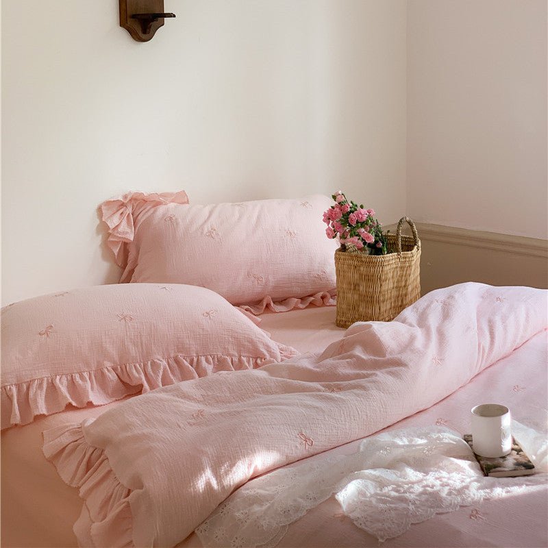 Fenlaire Bow Embroidered Double Gauze Bedding Set – Petal Pink embroidered bow bedding with ruffled edges - Roomden