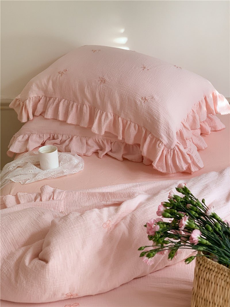 Fenlaire Bow Embroidered Double Gauze Bedding Set – Petal Pink embroidered bow bedding with ruffled edges - Roomden