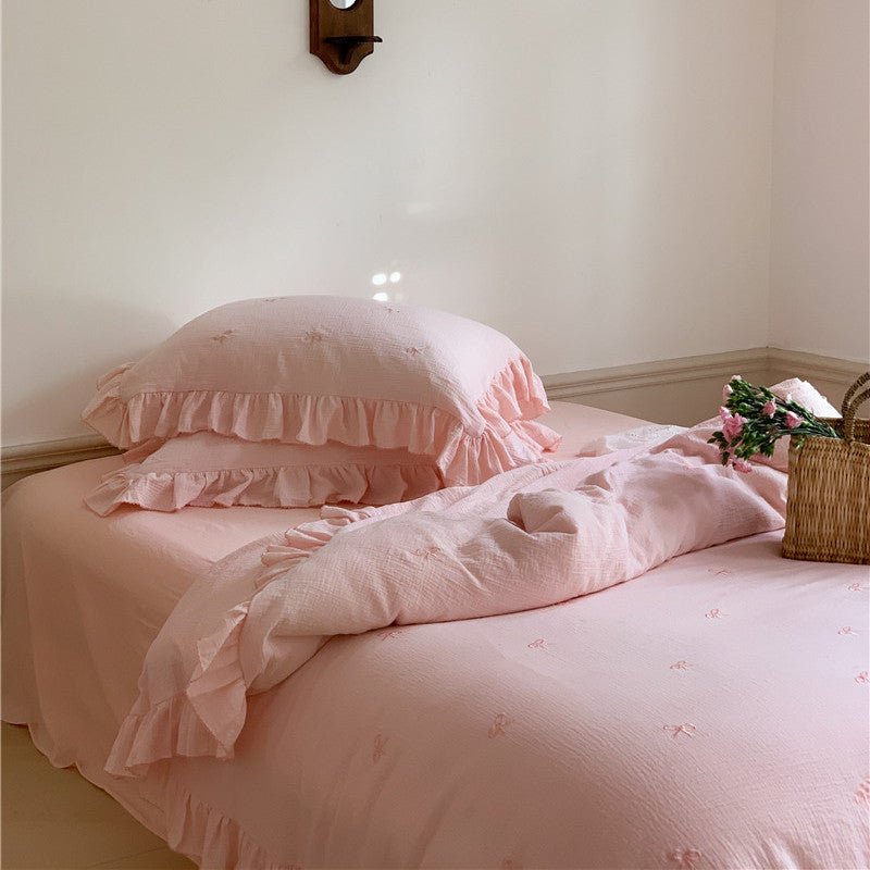 Fenlaire Bow Embroidered Double Gauze Bedding Set – Petal Pink embroidered bow bedding with ruffled edges - Roomden