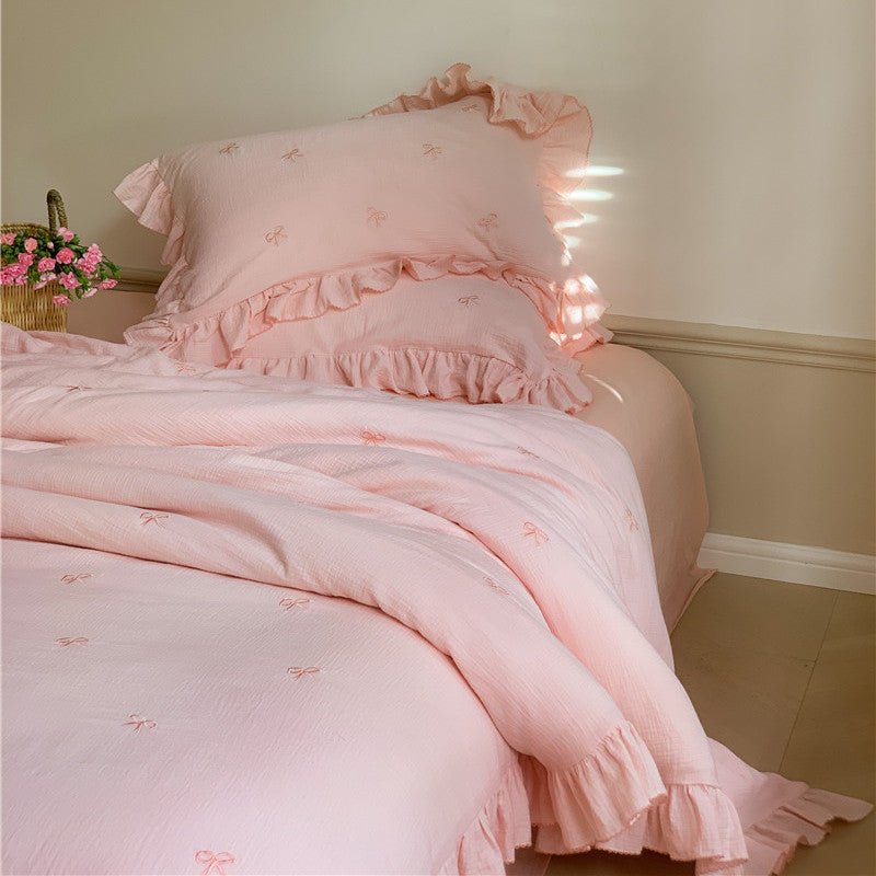 Fenlaire Bow Embroidered Double Gauze Bedding Set – Petal Pink embroidered bow bedding with ruffled edges - Roomden