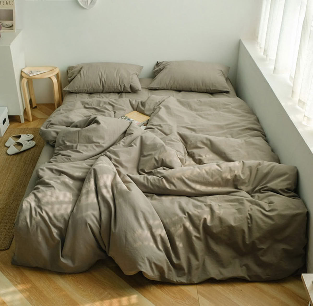 Minimalist olive green washed cotton bedding set creating a calm and earthy atmosphere - RoomDen