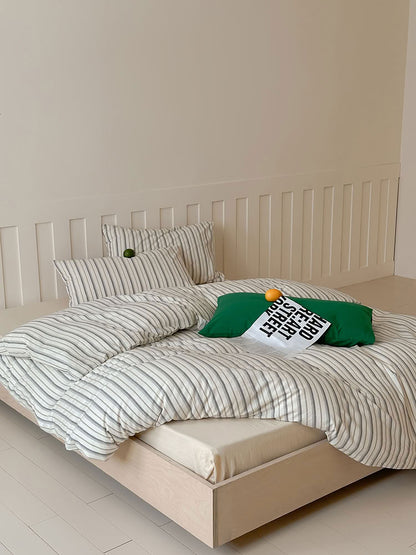 Minimalist bedroom with striped cotton duvet cover and dual-style pillowcases in grey tones – RoomDen