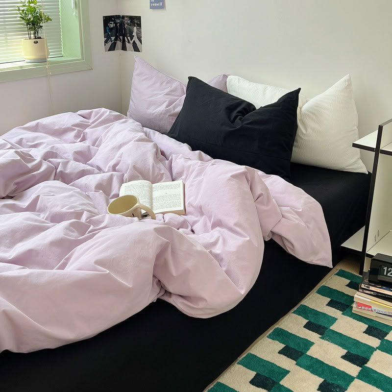 Lavender duvet with black sheet contrast bedding in minimalist cozy bedroom – RoomDen