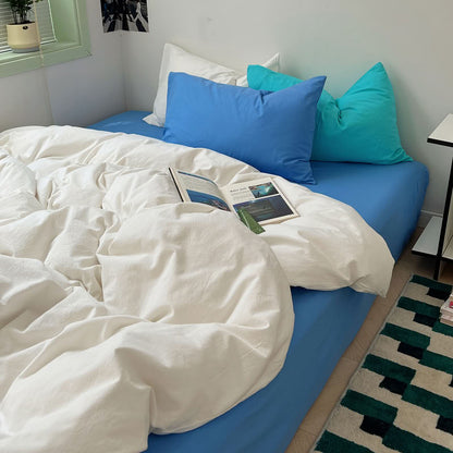 White bedding and blue base contrast set in minimalist cozy decor – RoomDen