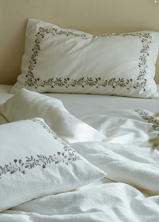 Full ivory botanical embroidered bedding arrangement - Roomden