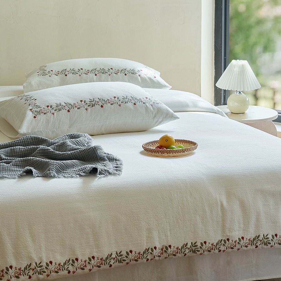 Cotton gauze duvet cover with delicate floral edging - Roomden