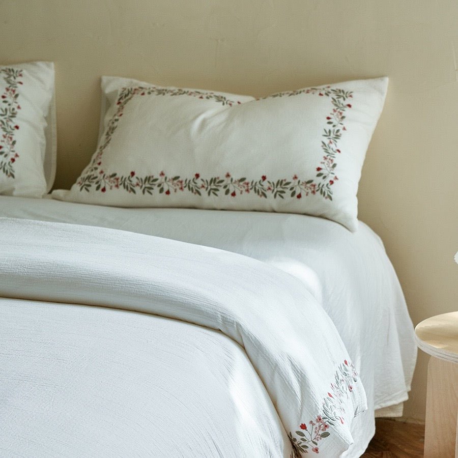Relaxed cotton gauze bedding with botanical trim - Roomden